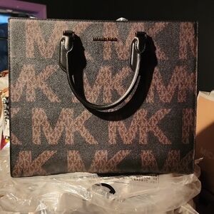 NEW Mk Lg  EVERLY Tote